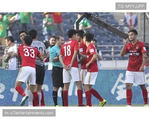 “VAR长时间复核点球判罚,兰斯球员与裁判激烈交流” “VAR长时间复核点球判罚,兰斯球员与裁判激烈交流”